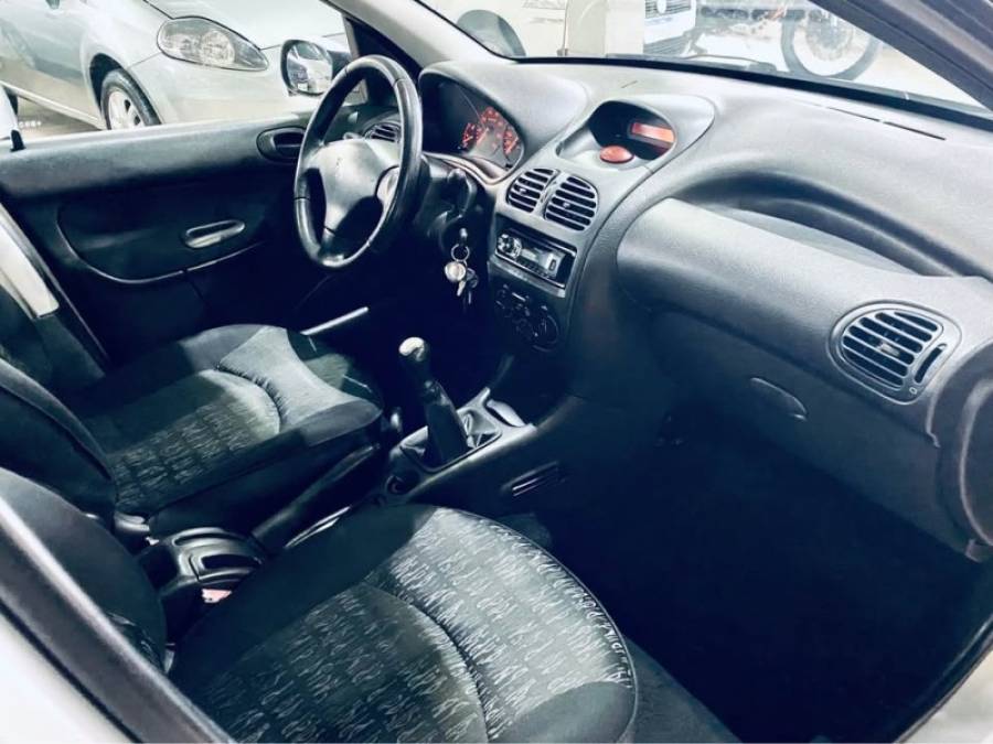 PEUGEOT - 206 - 2005/2006 - Prata - R$ 12.990,00