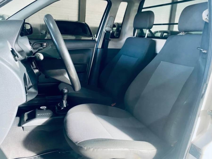 VOLKSWAGEN - SAVEIRO - 2005/2006 - Branca - R$ 25.990,00
