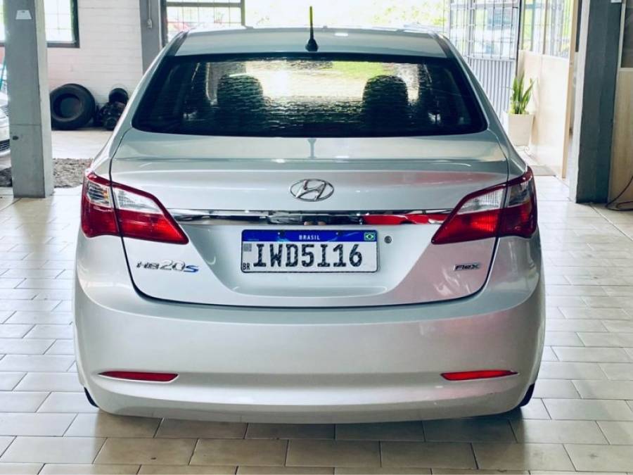 HYUNDAI - HB20S - 2014/2015 - Prata - R$ 46.990,00