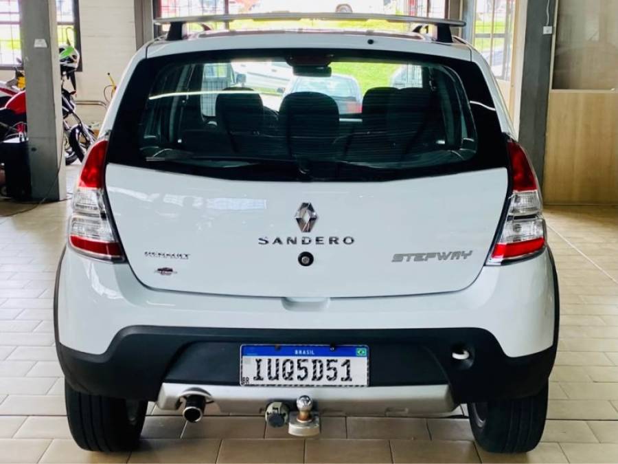 RENAULT - SANDERO - 2013/2014 - Branca - R$ 39.990,00