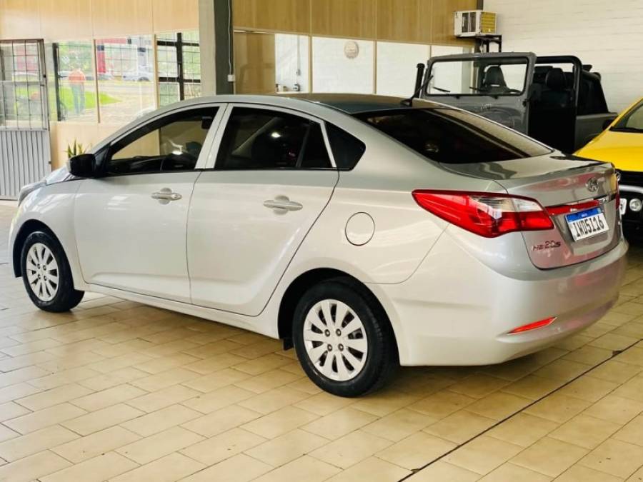 HYUNDAI - HB20S - 2014/2015 - Prata - R$ 46.990,00