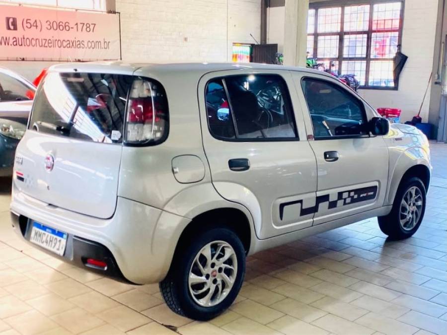 FIAT - UNO - 2014/2015 - Prata - R$ 35.990,00