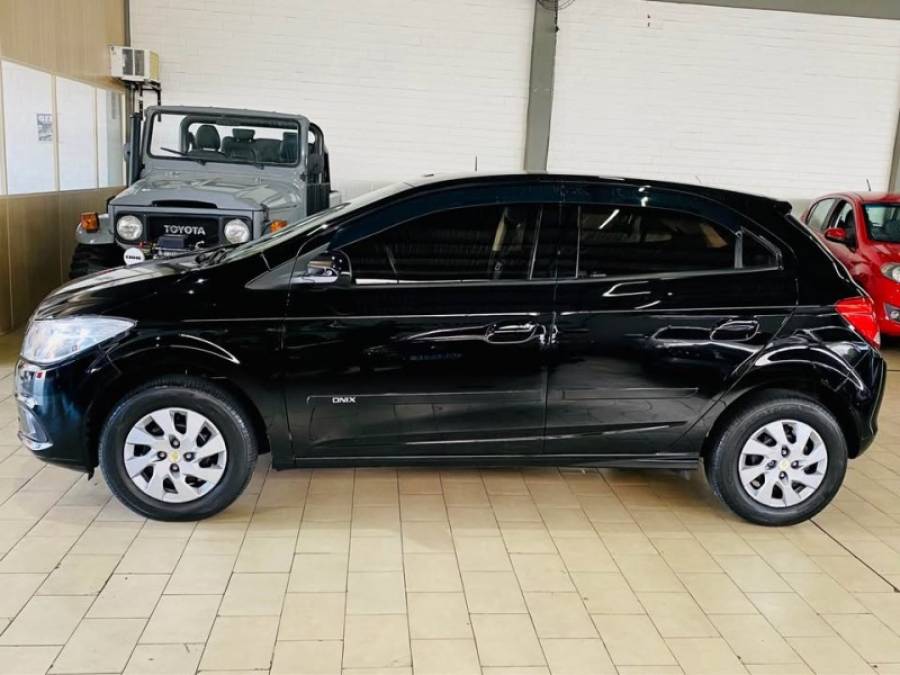 CHEVROLET - ONIX - 2018/2018 - Preta - R$ 47.990,00