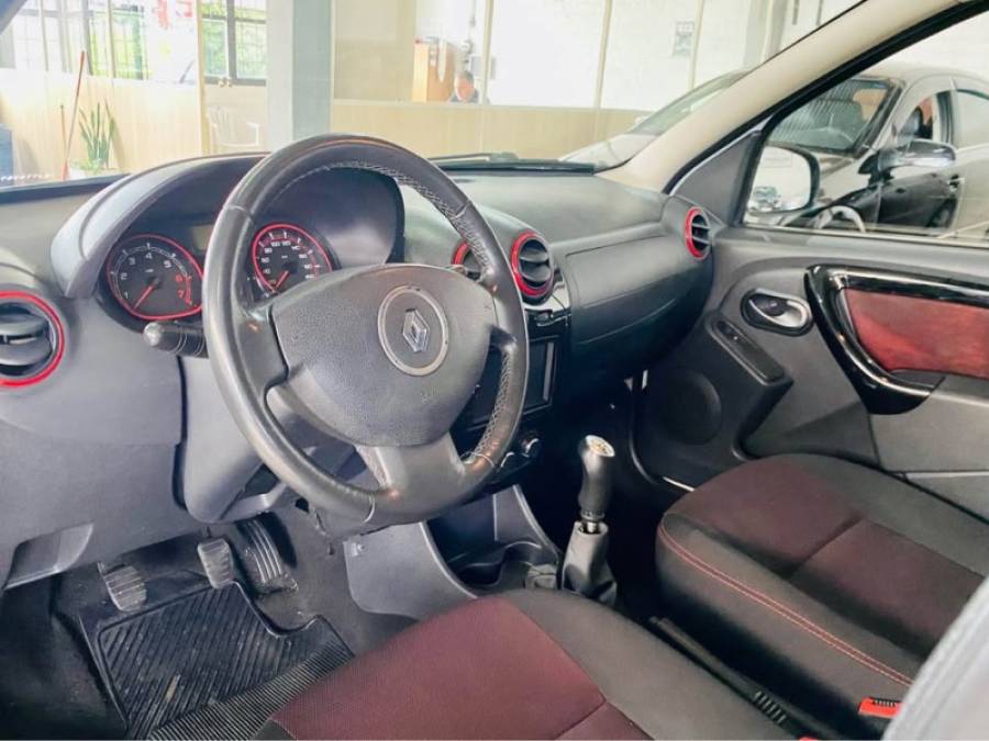 RENAULT - SANDERO - 2013/2014 - Branca - R$ 39.990,00