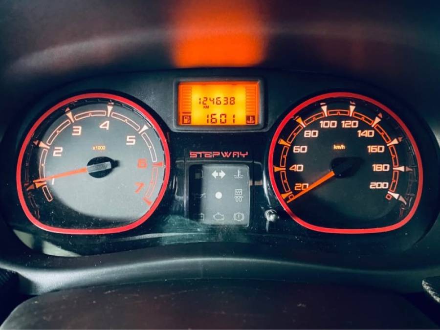 RENAULT - SANDERO - 2013/2014 - Branca - R$ 39.990,00