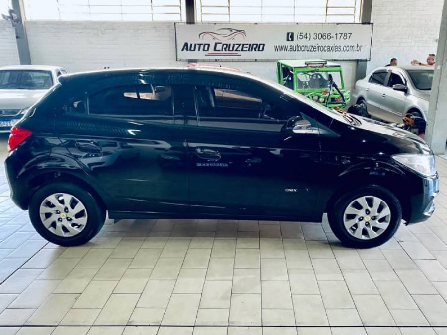 CHEVROLET - ONIX - 2018/2018 - Preta - R$ 47.990,00