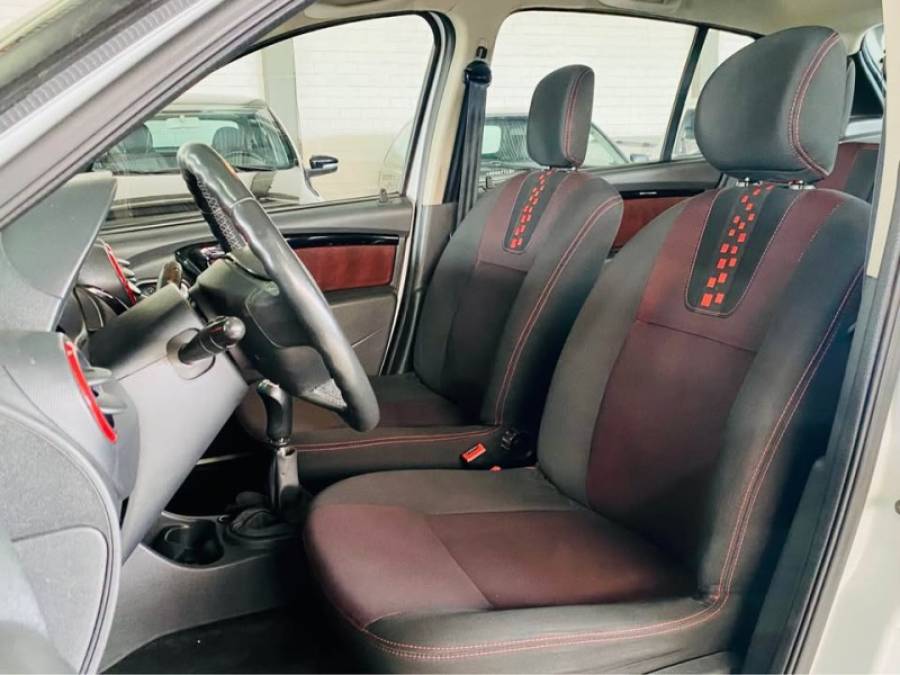 RENAULT - SANDERO - 2013/2014 - Branca - R$ 39.990,00