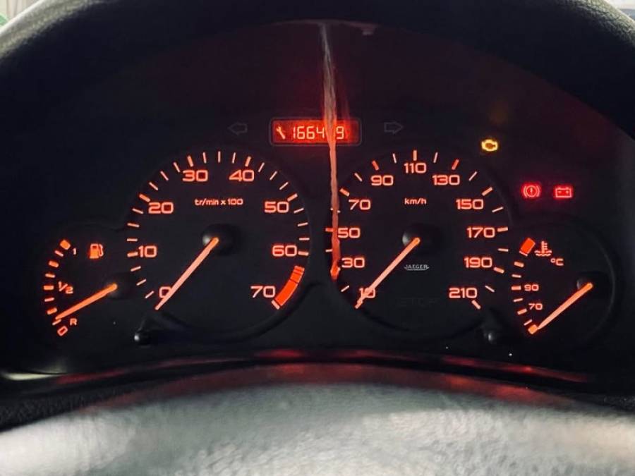 PEUGEOT - 206 - 2005/2006 - Prata - R$ 12.990,00
