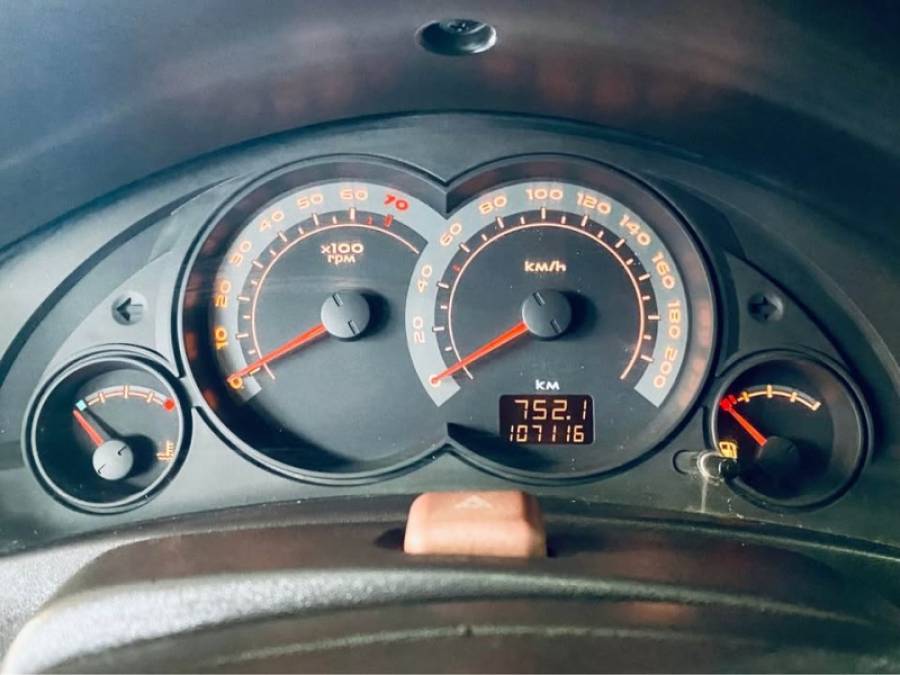 CHEVROLET - CELTA - 2009/2010 - Vermelha - R$ 19.999,00