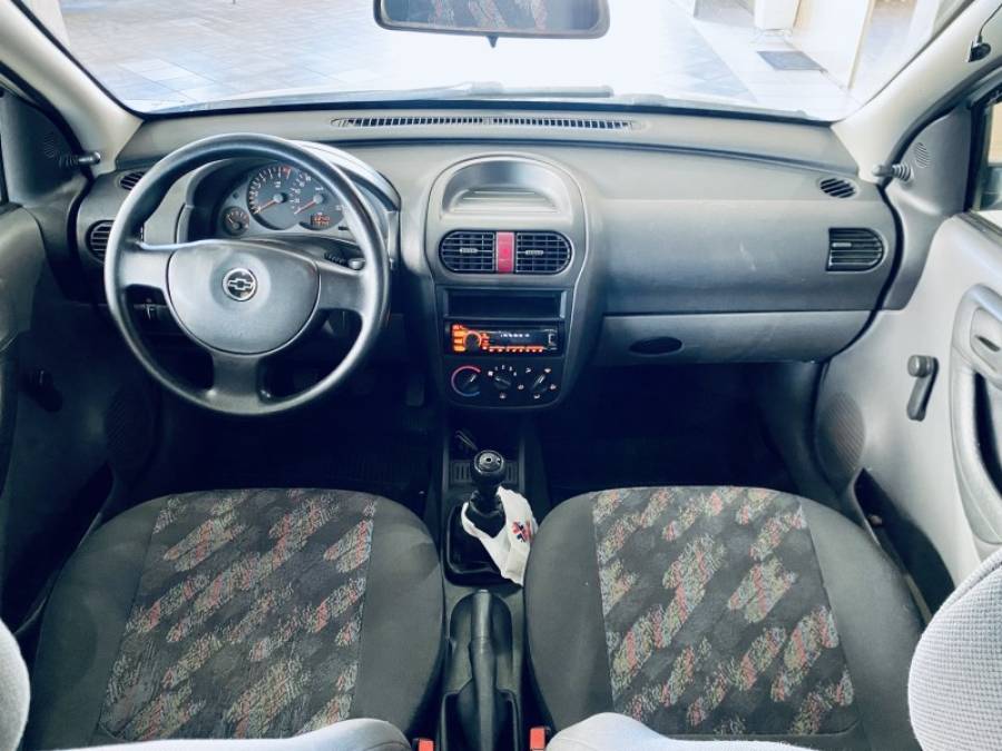 CHEVROLET - CORSA - 2003/2003 - Prata - R$ 18.990,00