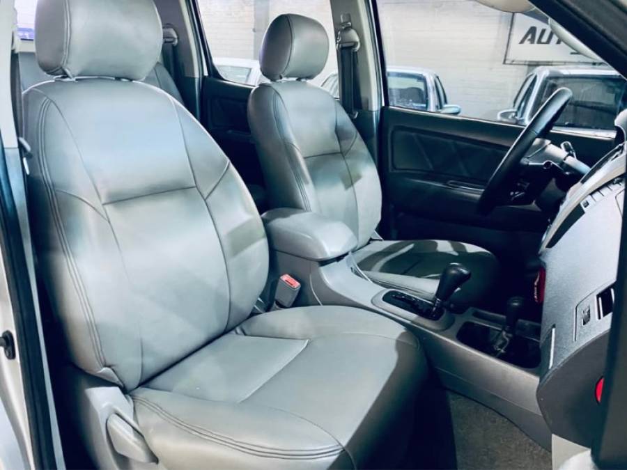TOYOTA - HILUX - 2011/2011 - Prata - R$ 119.990,00