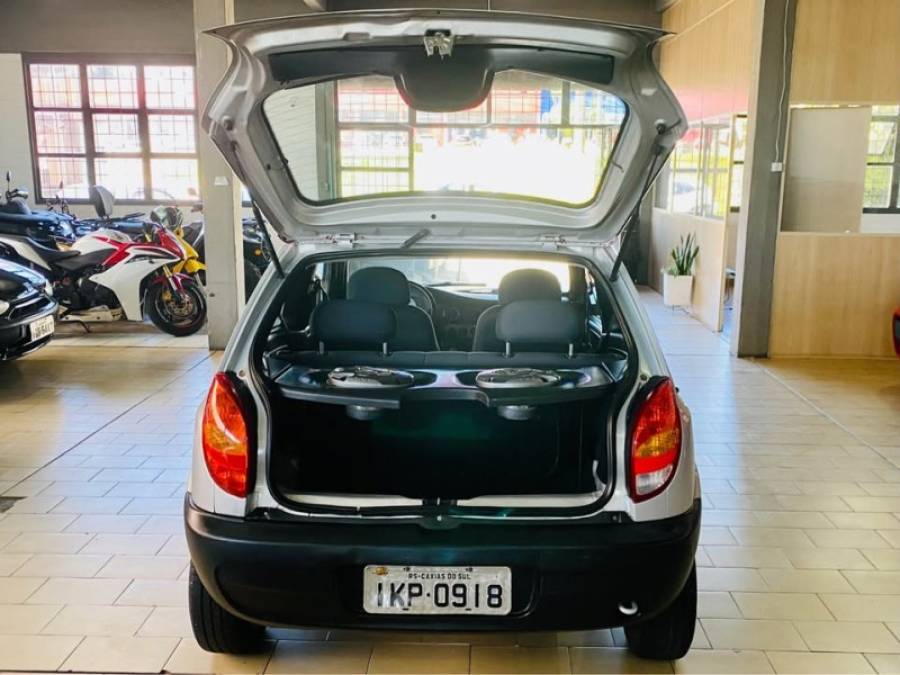 CHEVROLET - CELTA - 2002/2002 - Prata - R$ 13.990,00