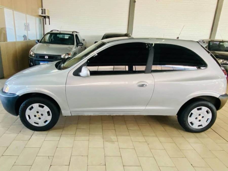 CHEVROLET - CELTA - 2001/2001 - Prata - R$ 13.990,00