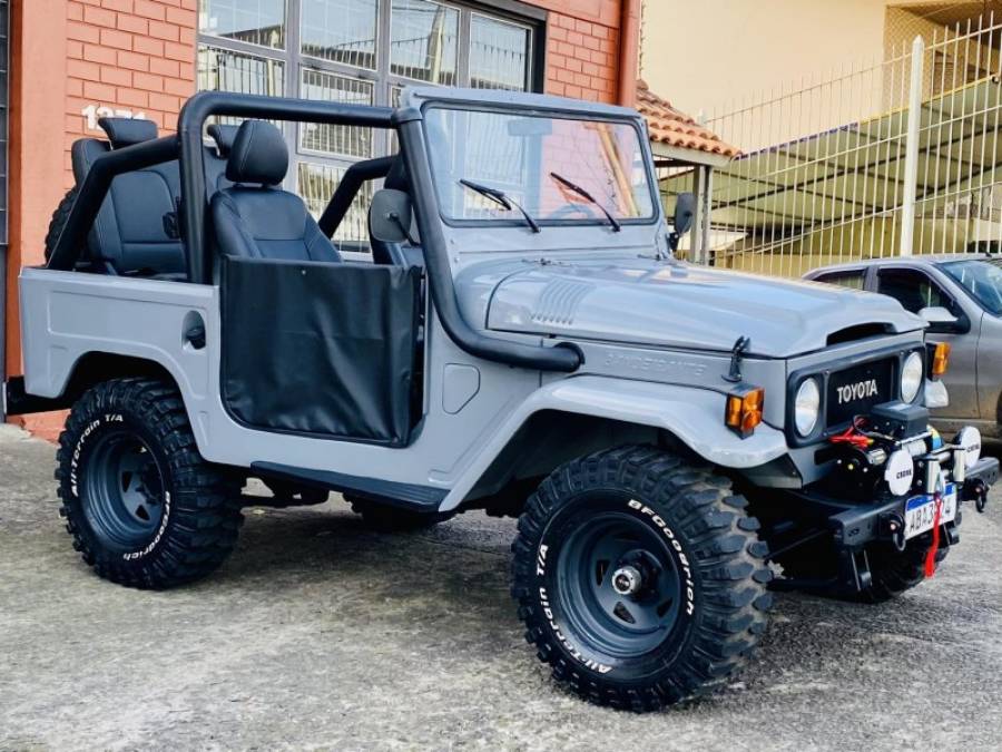 TOYOTA - BANDEIRANTE - 1978/1978 - Cinza - R$ 99.900,00