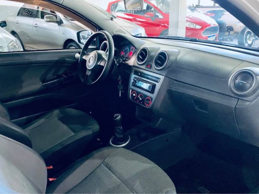 VOLKSWAGEN - SAVEIRO - 2014/2014 - Branca - R$ 47.990,00