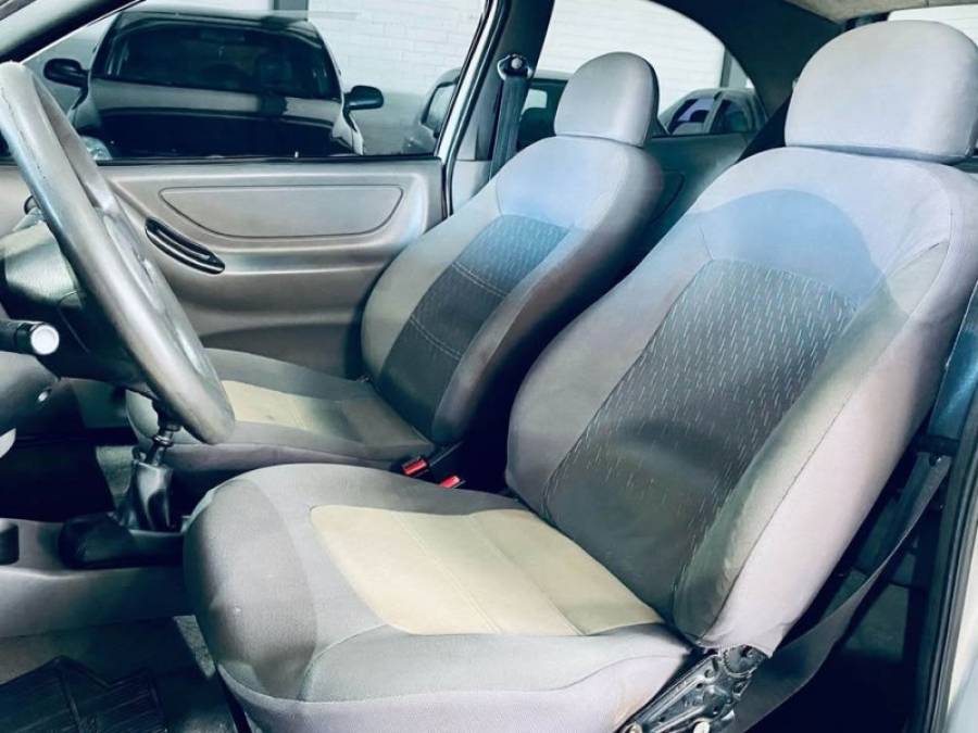 CHEVROLET - CELTA - 2001/2001 - Prata - R$ 13.990,00