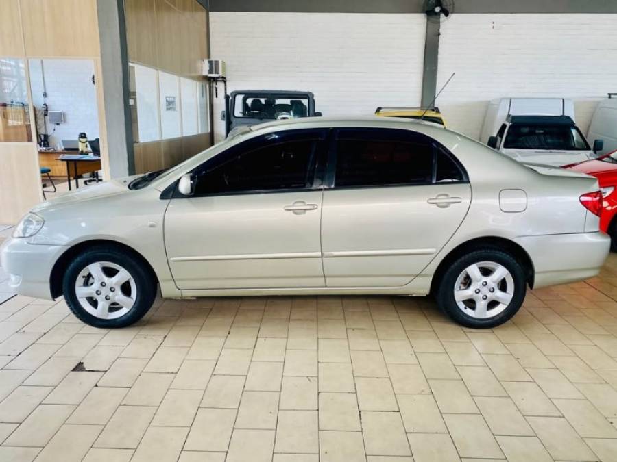 TOYOTA - COROLLA - 2004/2005 - Bege - R$ 35.990,00