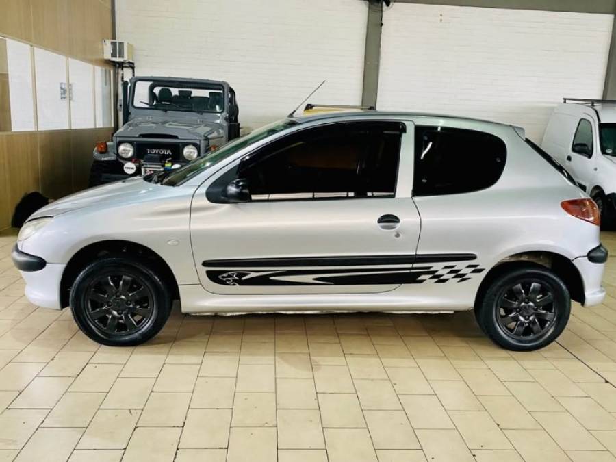 PEUGEOT - 206 - 2005/2006 - Prata - R$ 11.990,00