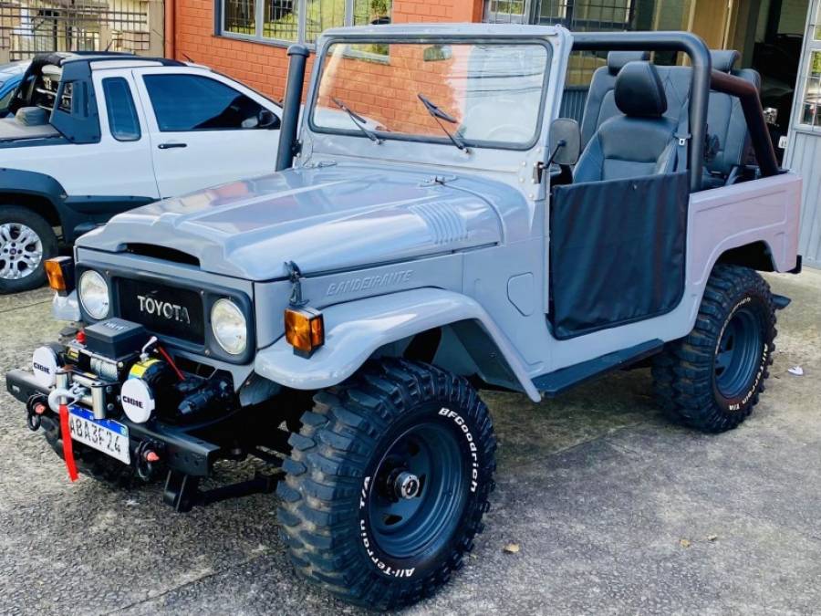 TOYOTA - BANDEIRANTE - 1978/1978 - Cinza - R$ 99.900,00