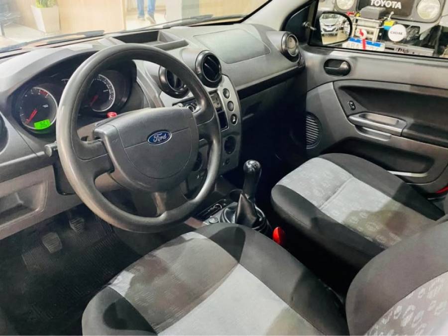 FORD - FIESTA - 2013/2014 - Vermelha - R$ 28.990,00