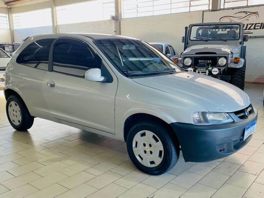 CHEVROLET - CELTA - 2001/2001 - Prata - R$ 13.990,00
